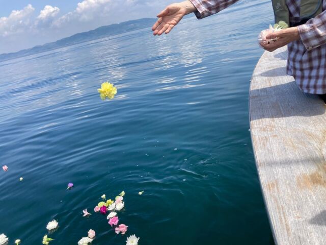 曇り空が出航と同時に晴れ渡り、海面はベタ凪！最高の散骨日和になりました！

豊川市のT様ご家族、チャータープランのご依頼ありがとうございました。

最高のロケーションで、思い出深い散骨式が挙行出来ました🙏

散骨終わりはいつも蒲郡の伝丸で味噌ラーメンを頂いて帰ります🍜

味噌ラーメン派の方は是非一度行ってみて下さい😊